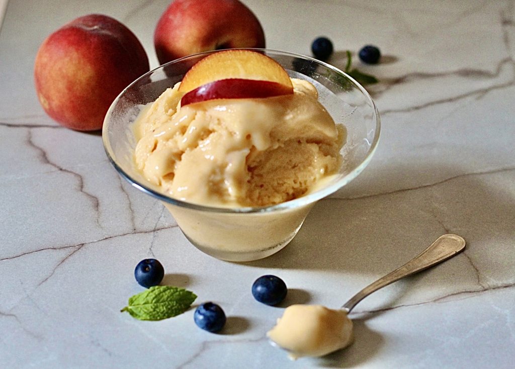 Helado de melocotón con solo 2 ingredientes, ¡SIN HELADERA y sin nata ni huevos!