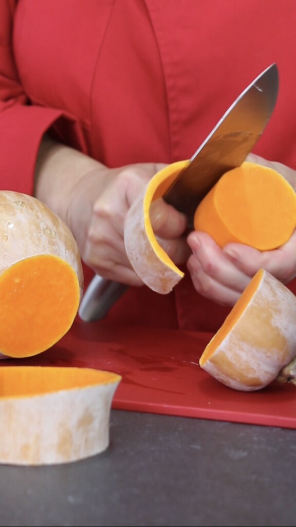 eliminar la piel de la calabaza violín con el cuchillo de chef