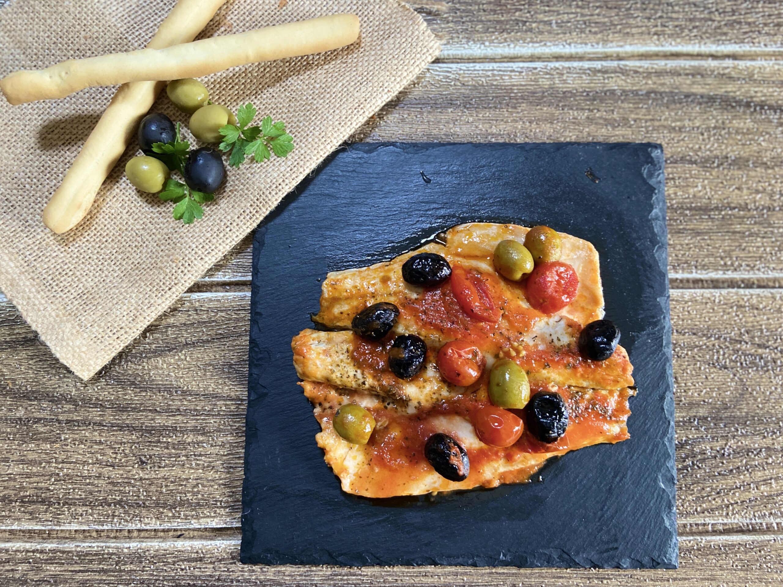 Filetes de lubina con aceitunas