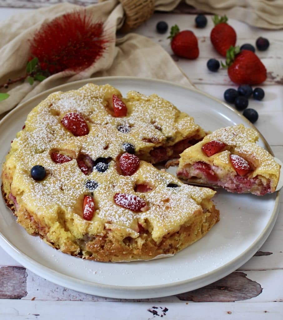 Tarta esponjosa de fresas y arándanos