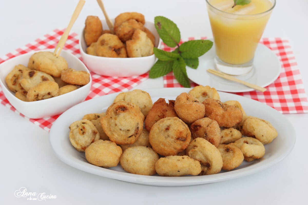 Crispelline para aperitivo con anchoas y orégano