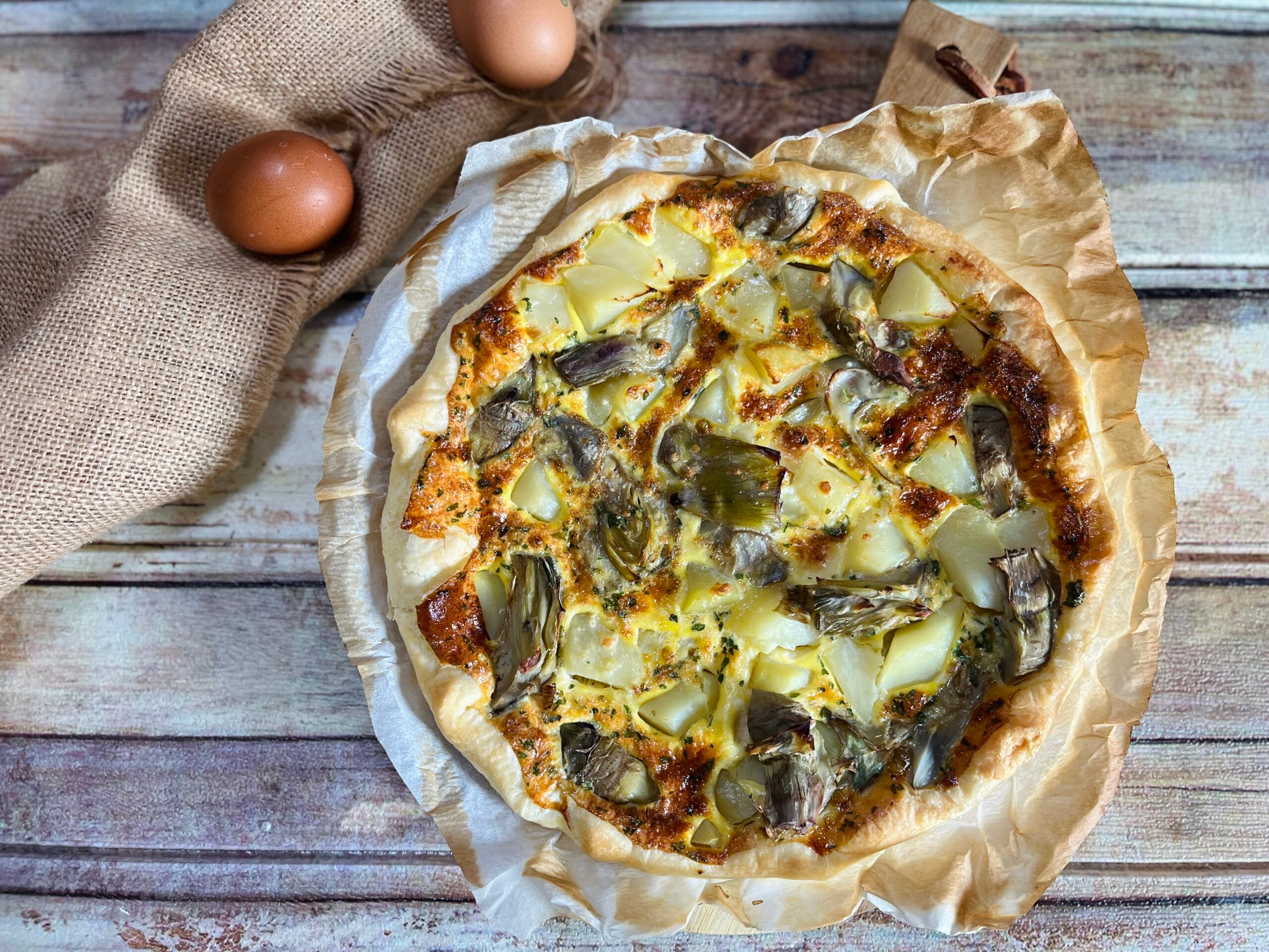 Tarta salada con alcachofas y patatas