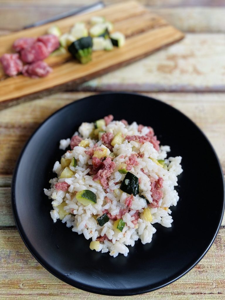 ensalada de arroz con calabacín y salchicha
