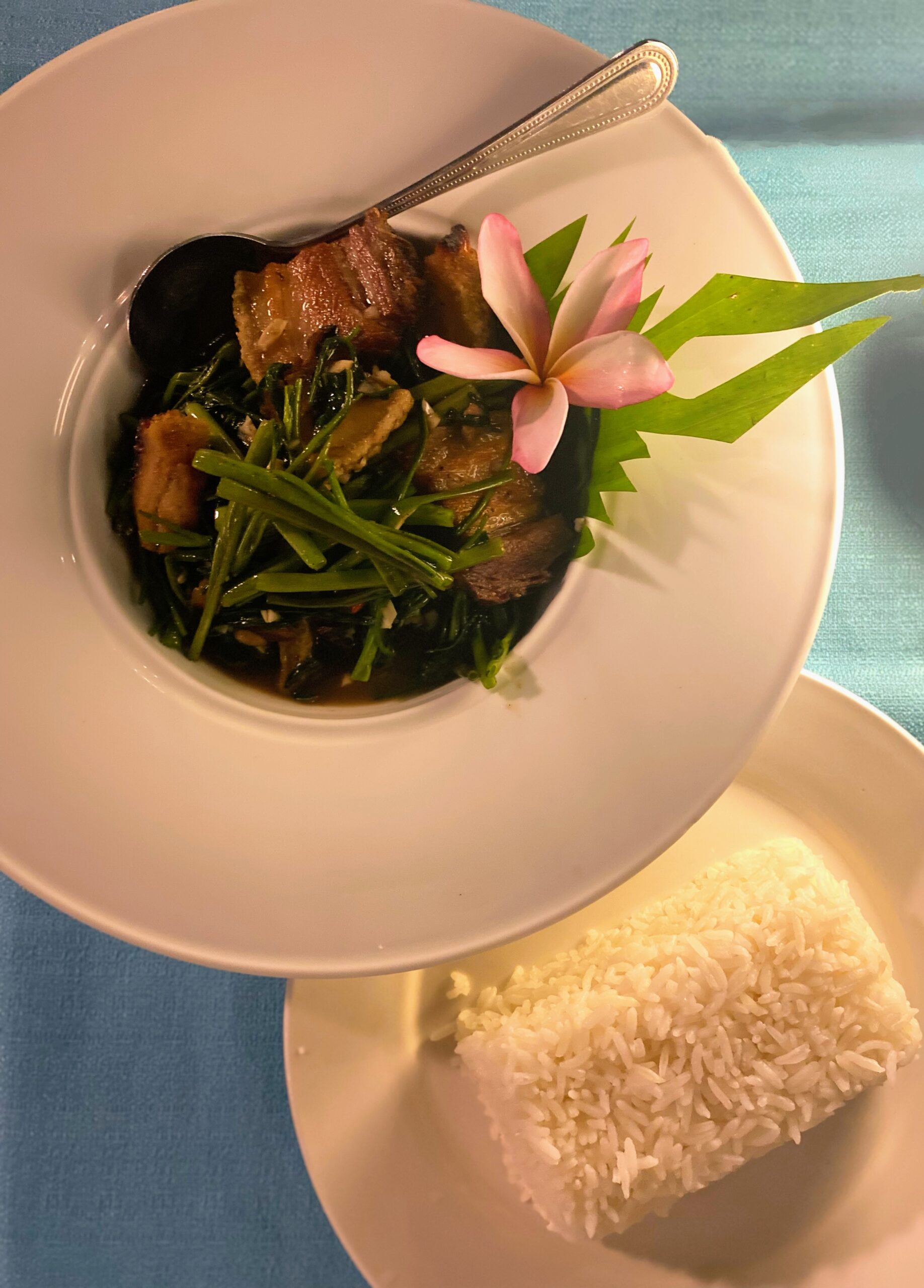 Pad pak boong moo krob (Tailandia)