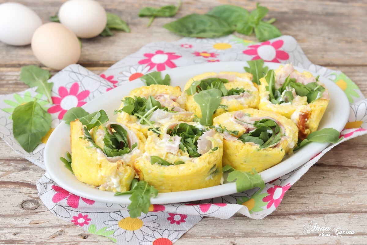 Rollo de tortilla con calabacín relleno de rúcula