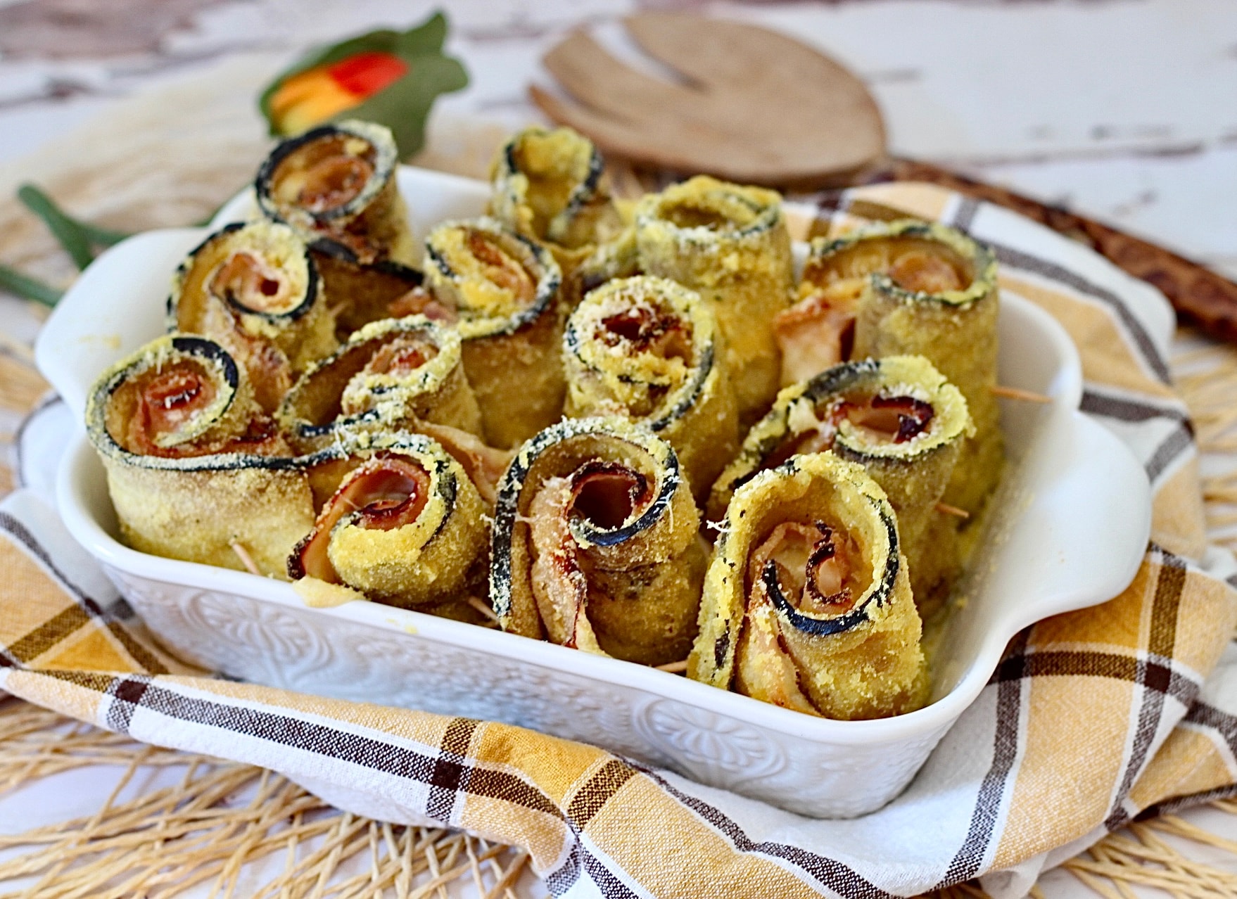 Rollitos atractivos de berenjena