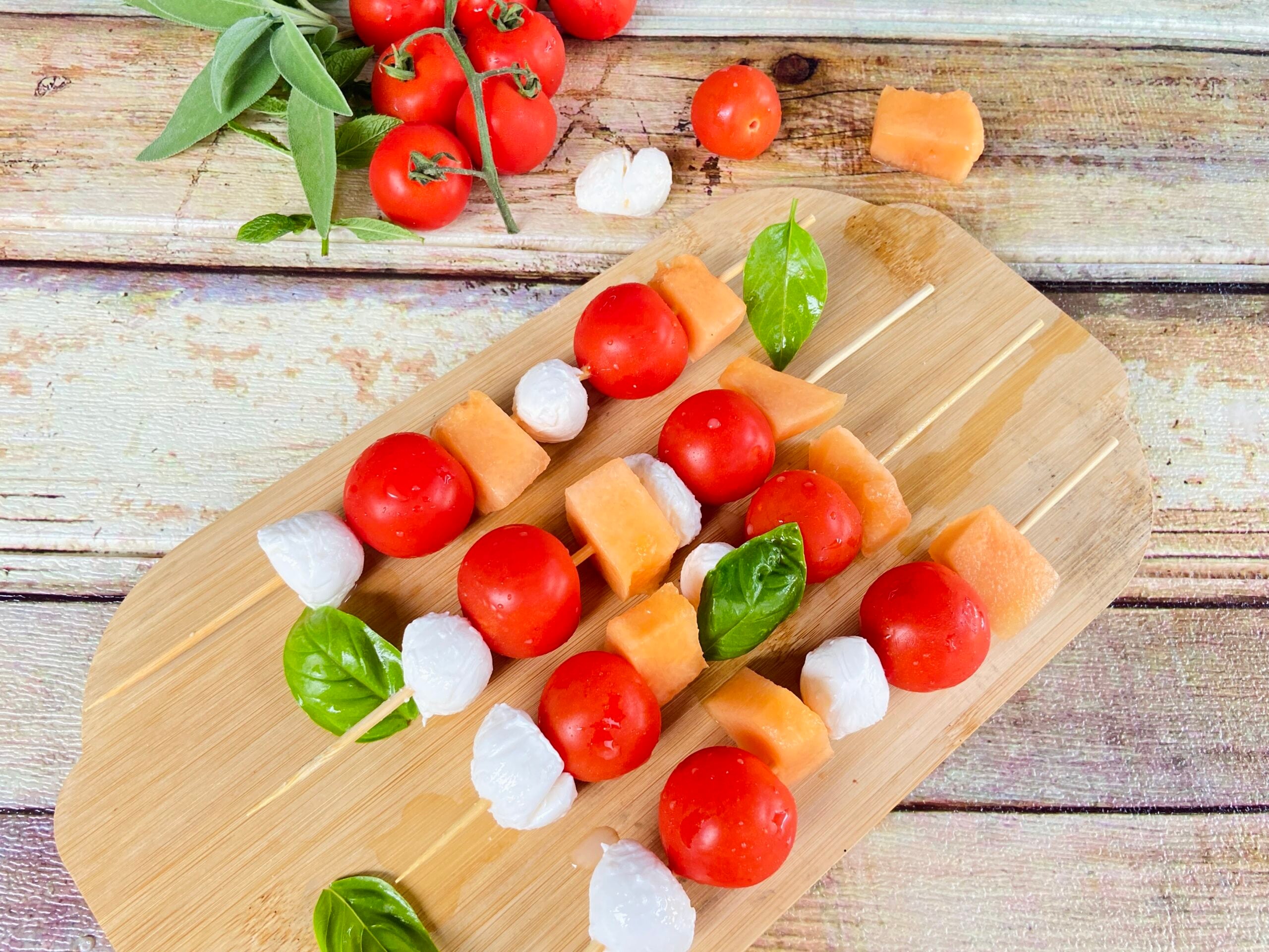 Brochetas caprese con melón