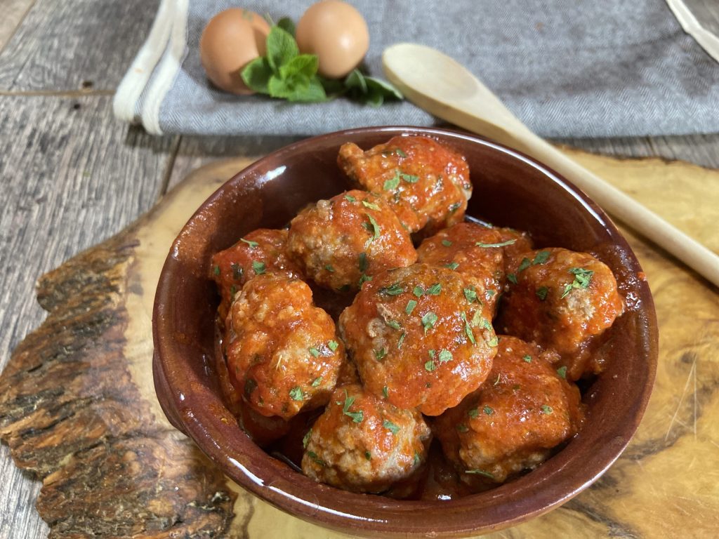 albóndigas con salsa de tomate