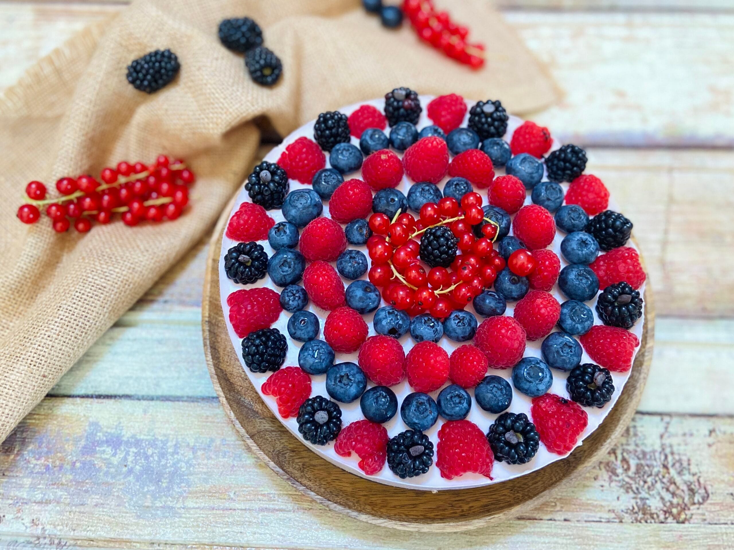 Tarta fría de frutos del bosque