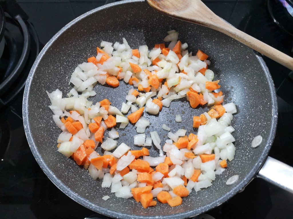 Picado de apio zanahoria cebolla