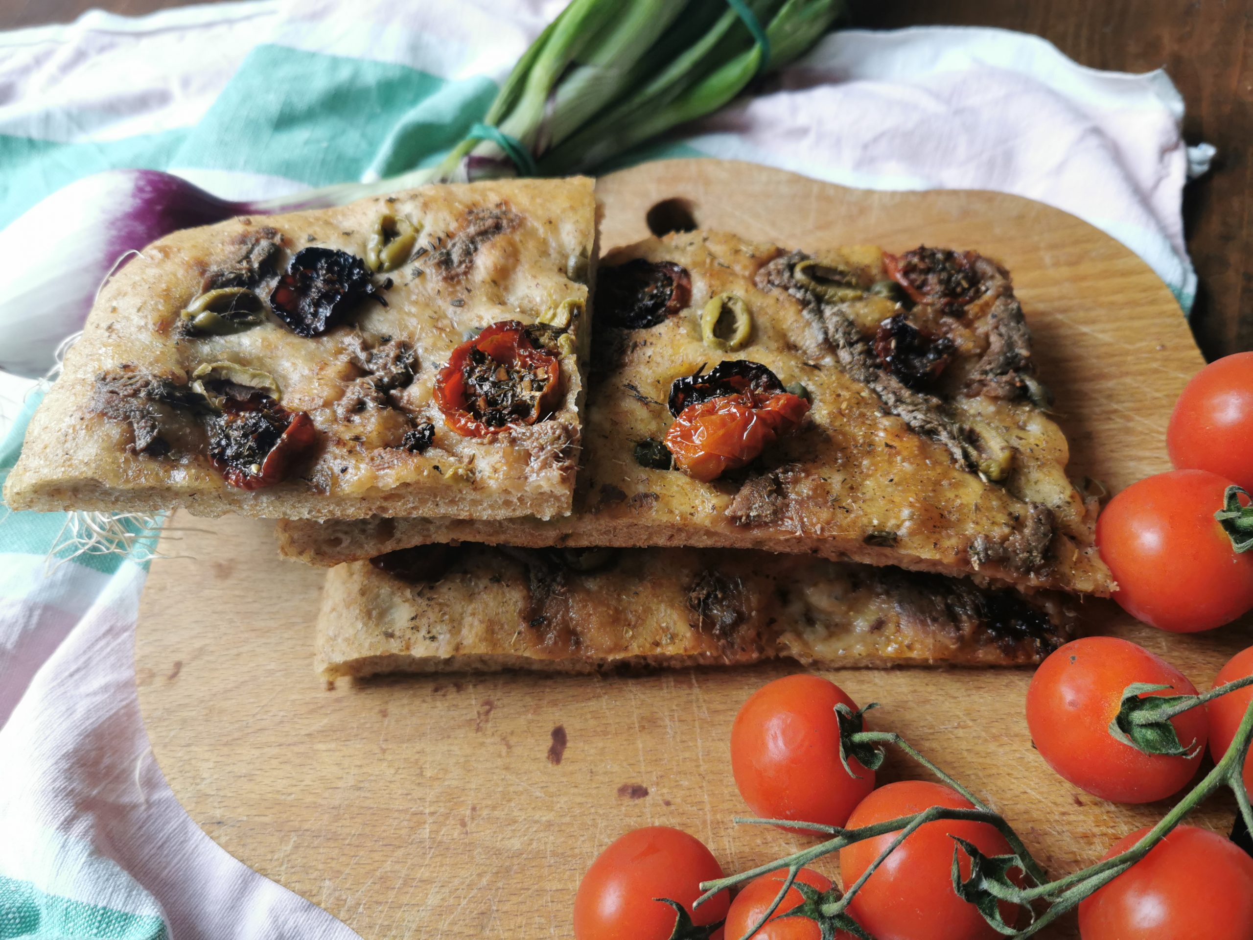 FOCACCIA INTEGRAL CON ANCHOAS Y TOMATITOS