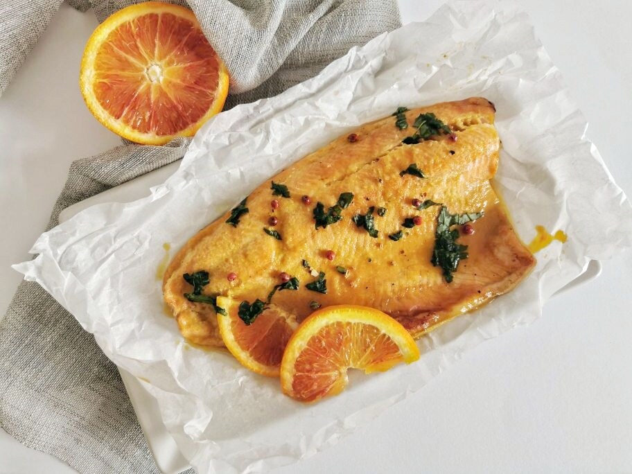 TRUCHA AL PAPILLOTE CON NARANJAS Y MOSTAZA