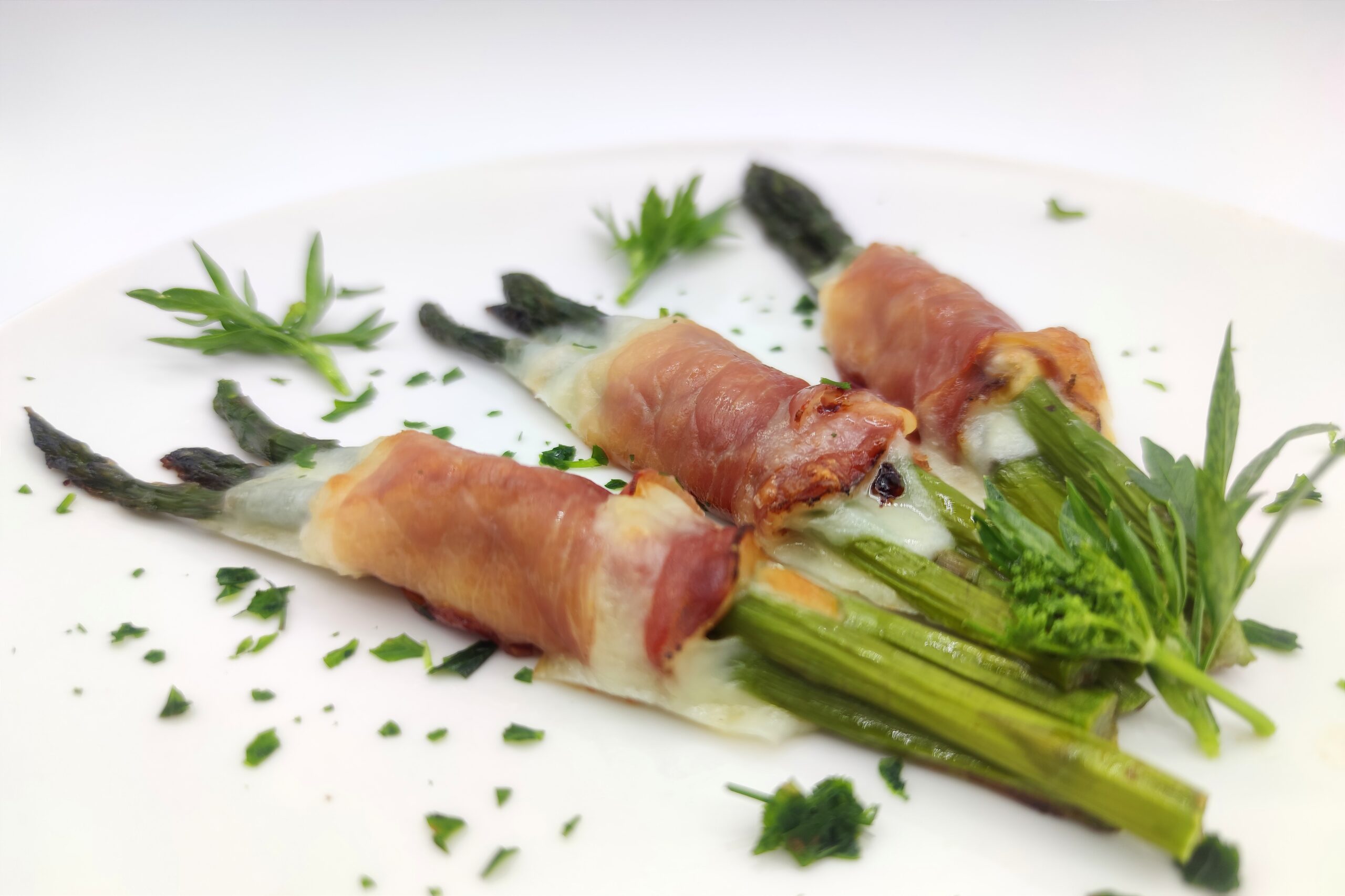 Espárragos con scamorza y speck