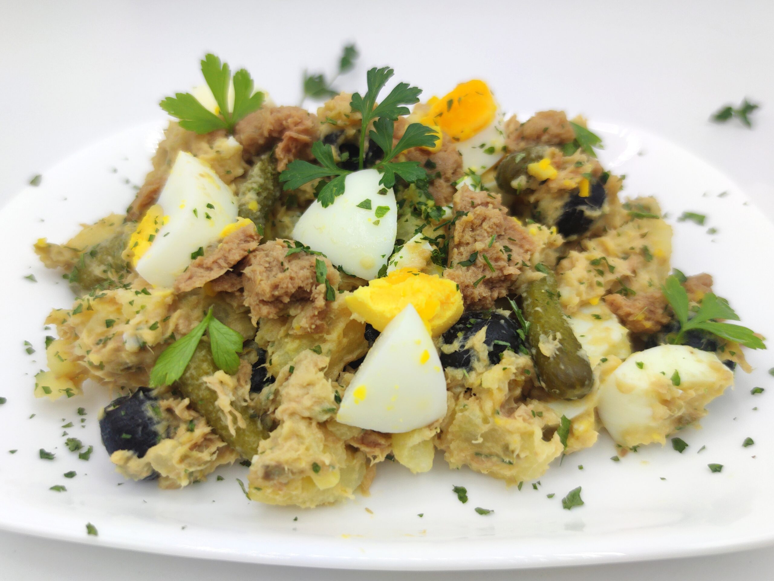 Ensalada de patatas con atún y huevos cocidos