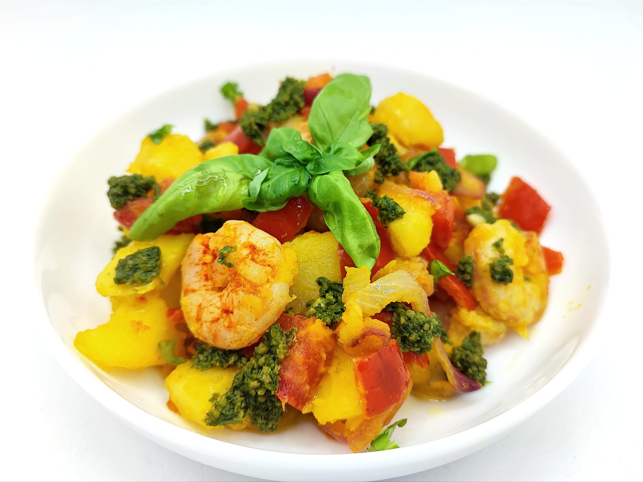 Ensalada de patatas con gambas y pesto de albahaca