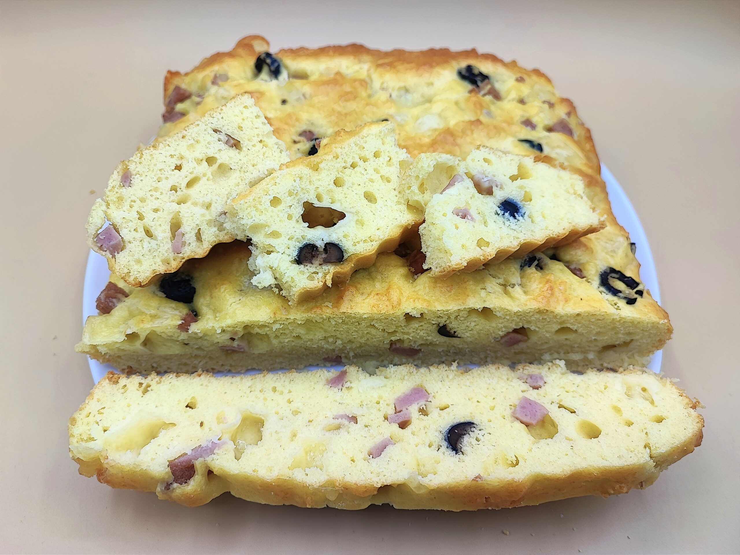 Tarta salada con jamón cocido y aceitunas