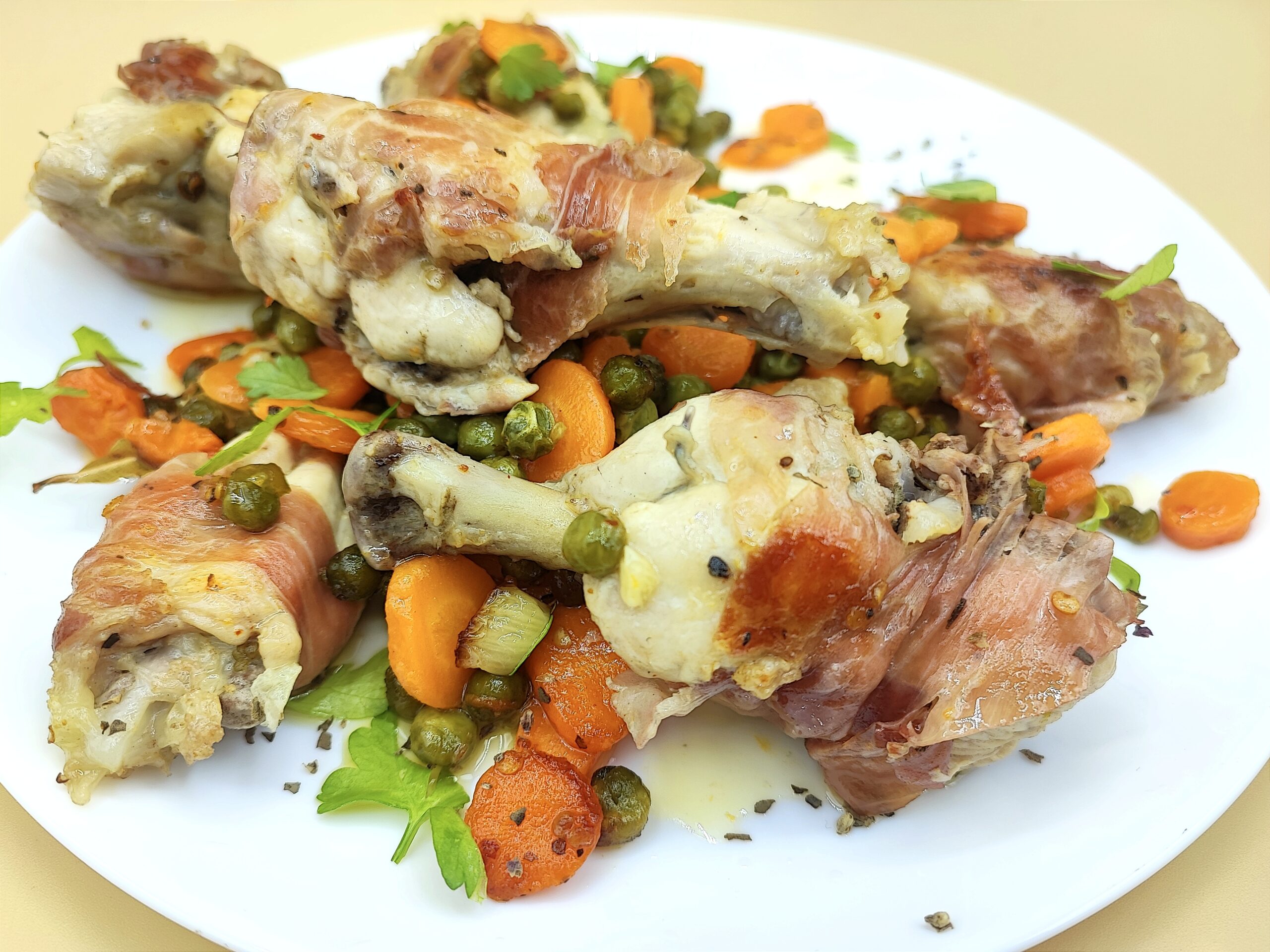 pollo con zanahorias y guisantes