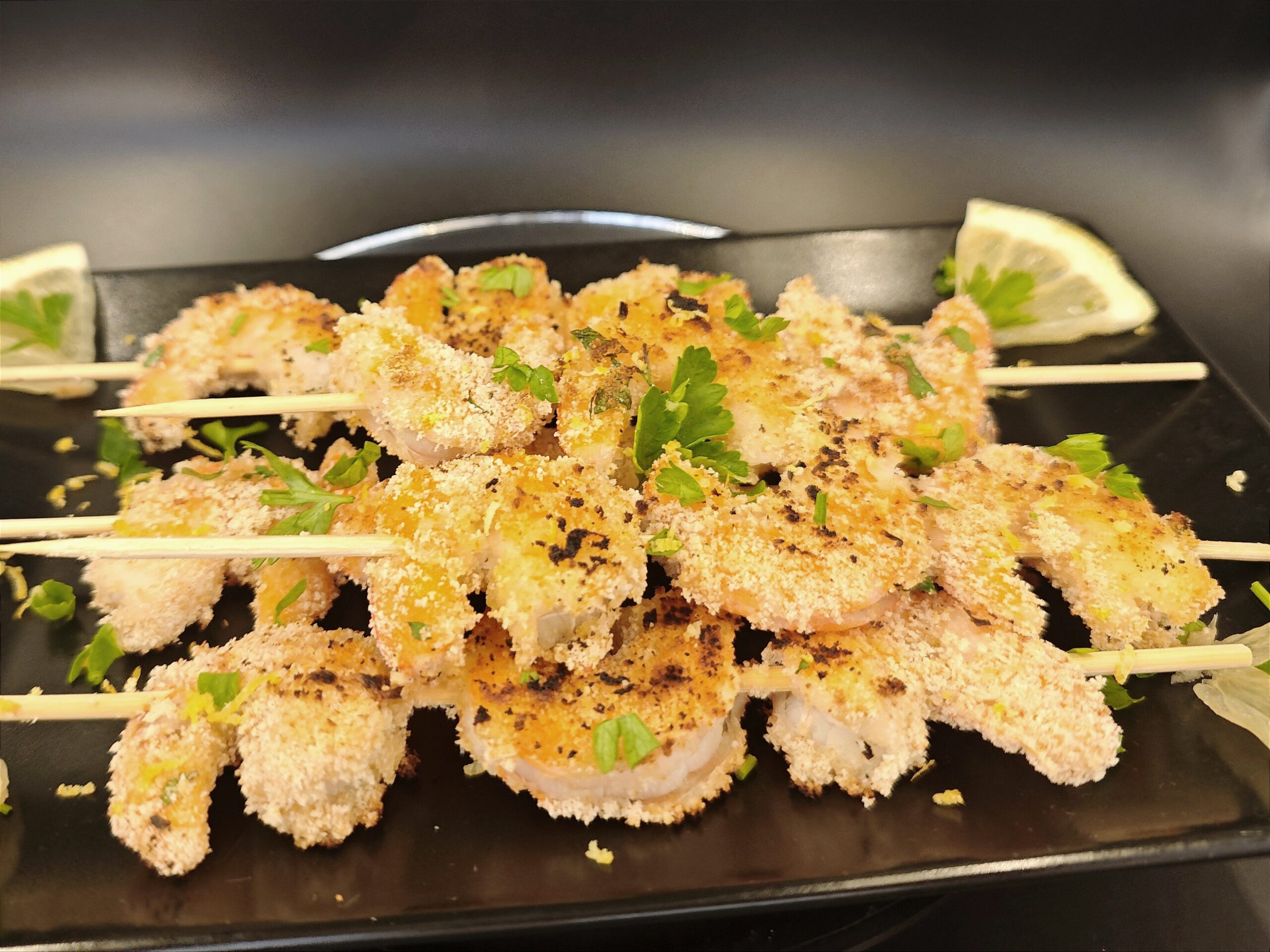 brochetas de gambas en sartén