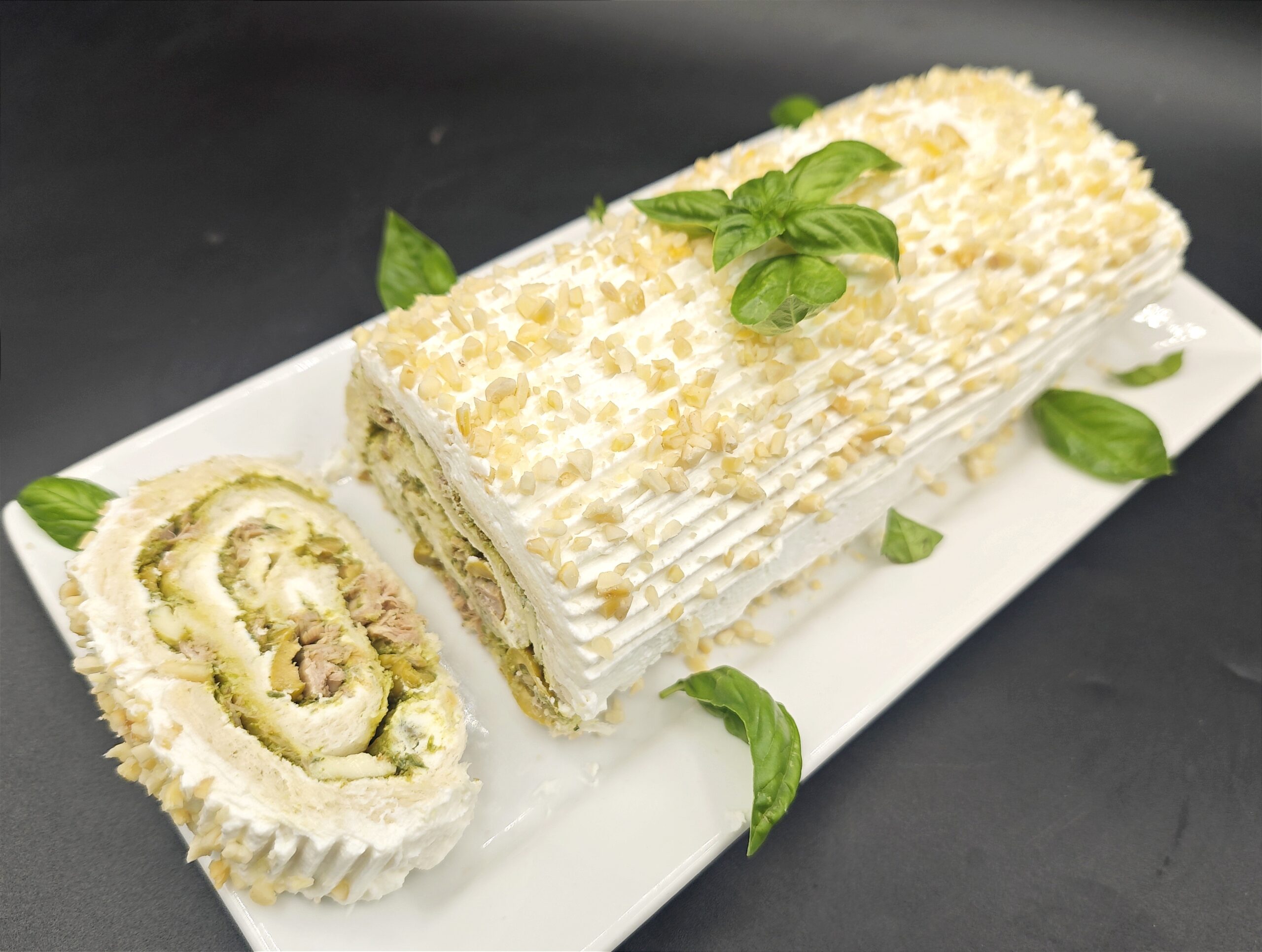 Rollo salado de ricotta, atún y pesto