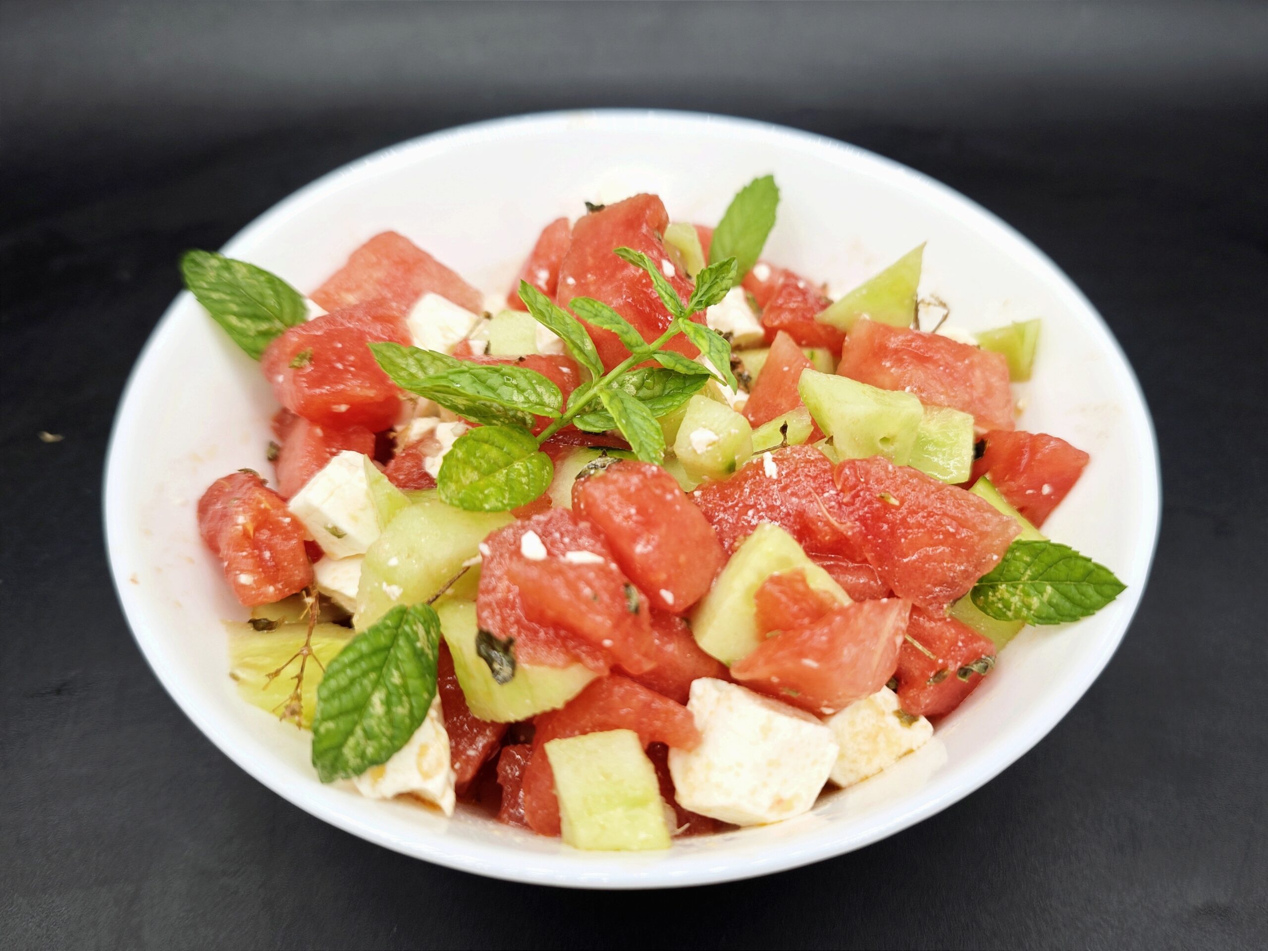 Ensalada de sandía con pepinos y feta