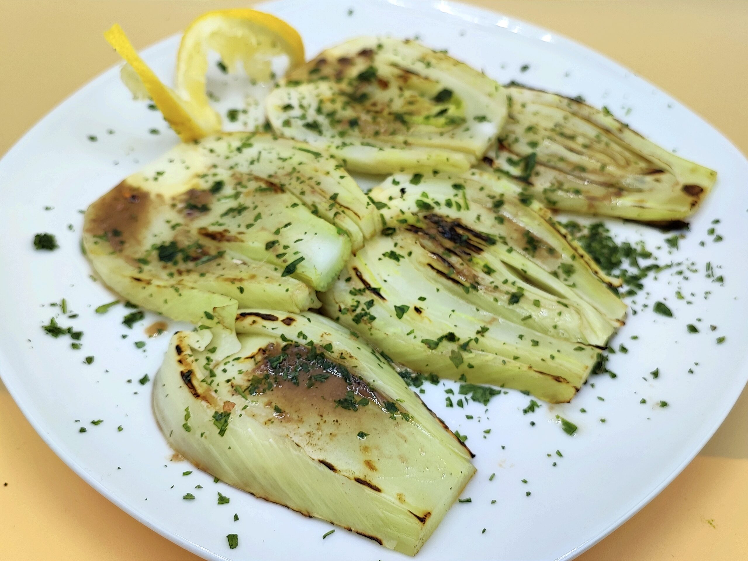 Hinojos a la parrilla con anchoas