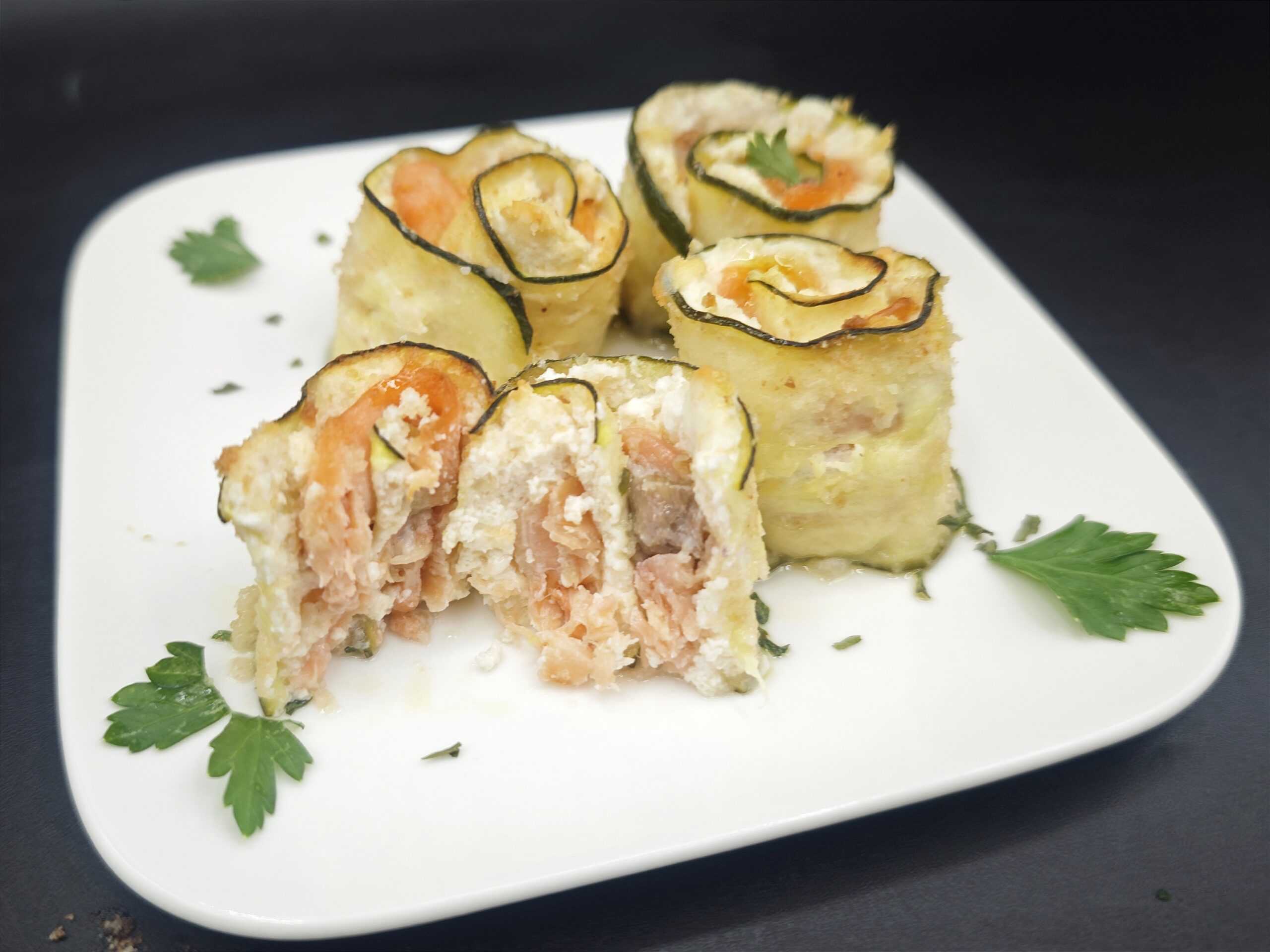 Rollitos de calabacín con salmón y ricotta