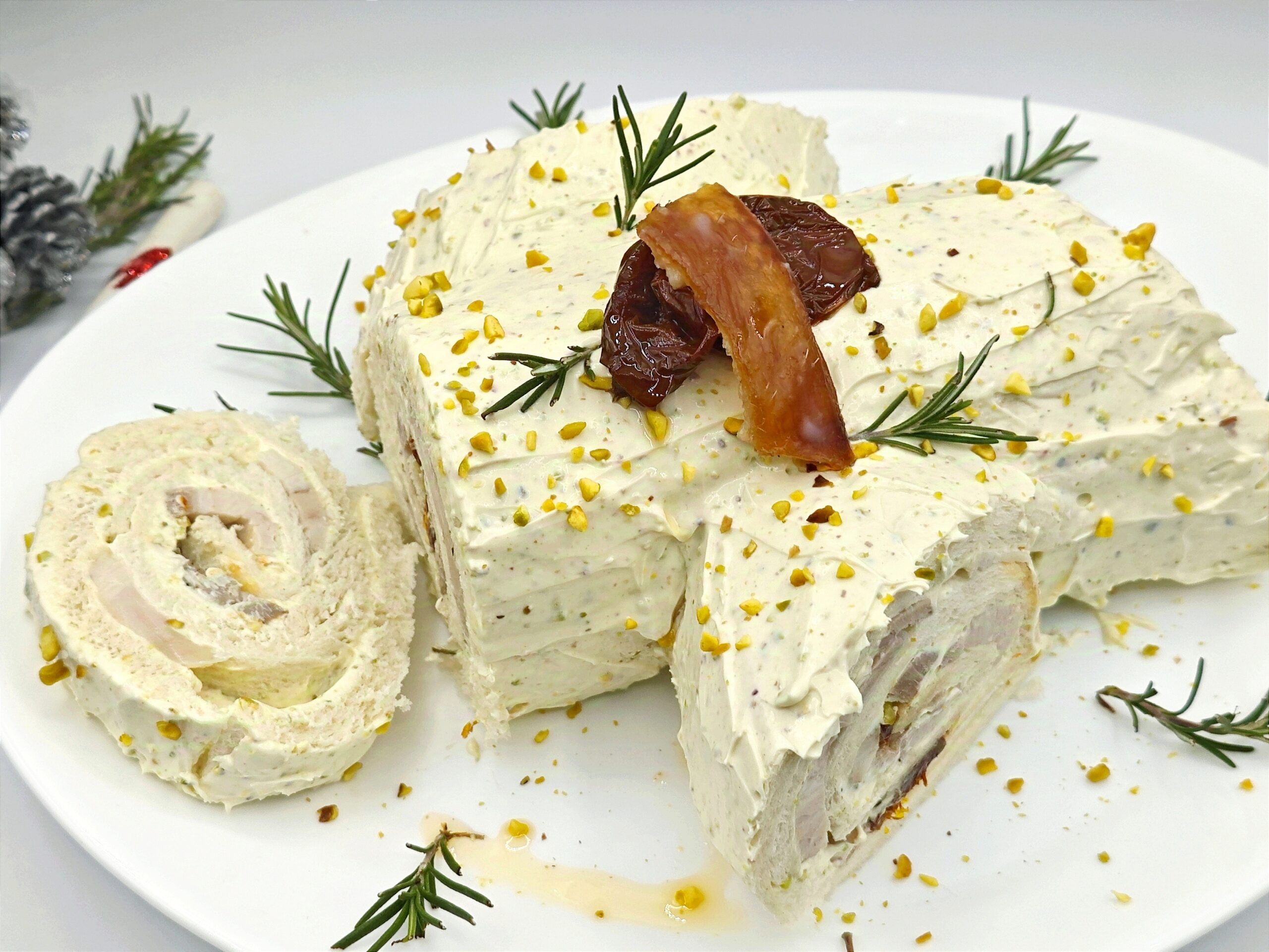Tronco de Navidad con porchetta y pistacho