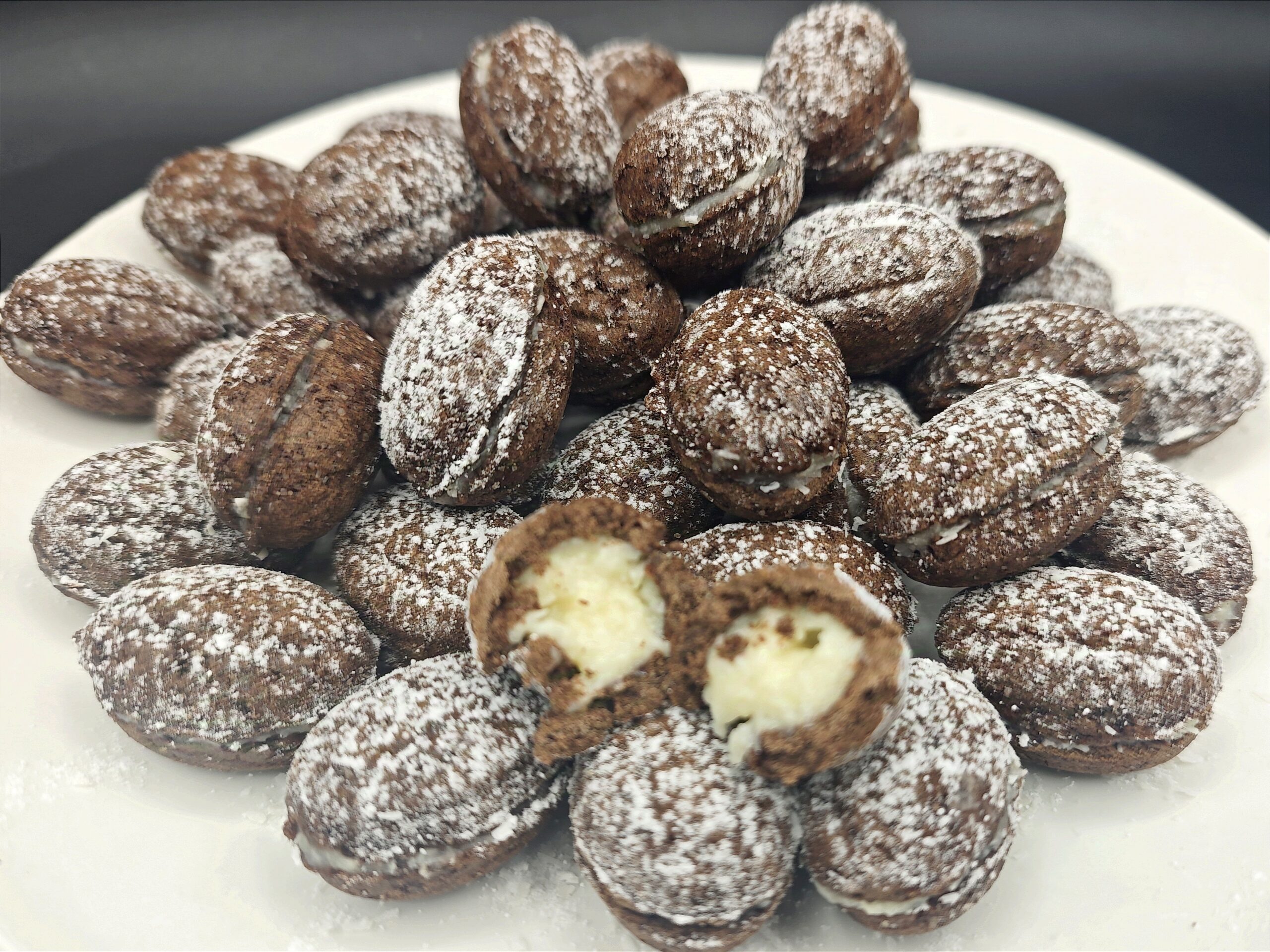 Nueces de masa quebrada con chocolate y coco