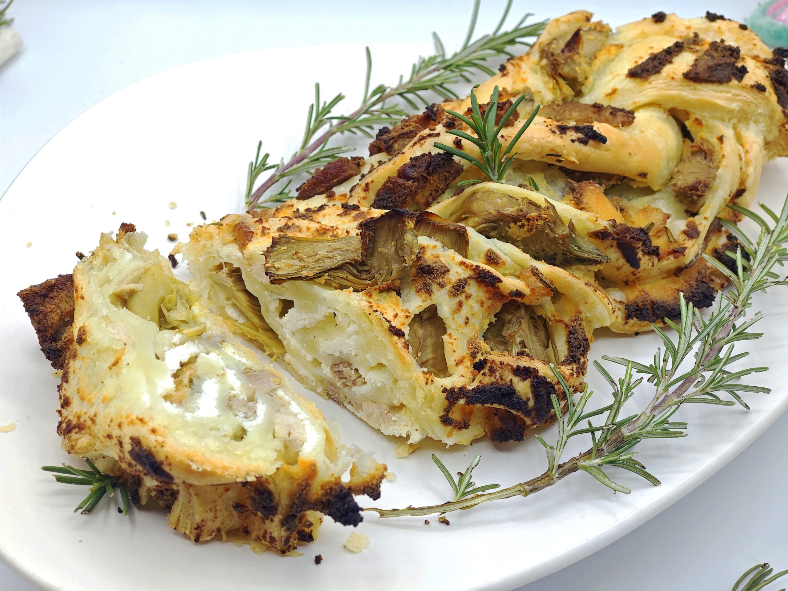 Trenza salada ricotta, alcachofas y porchetta