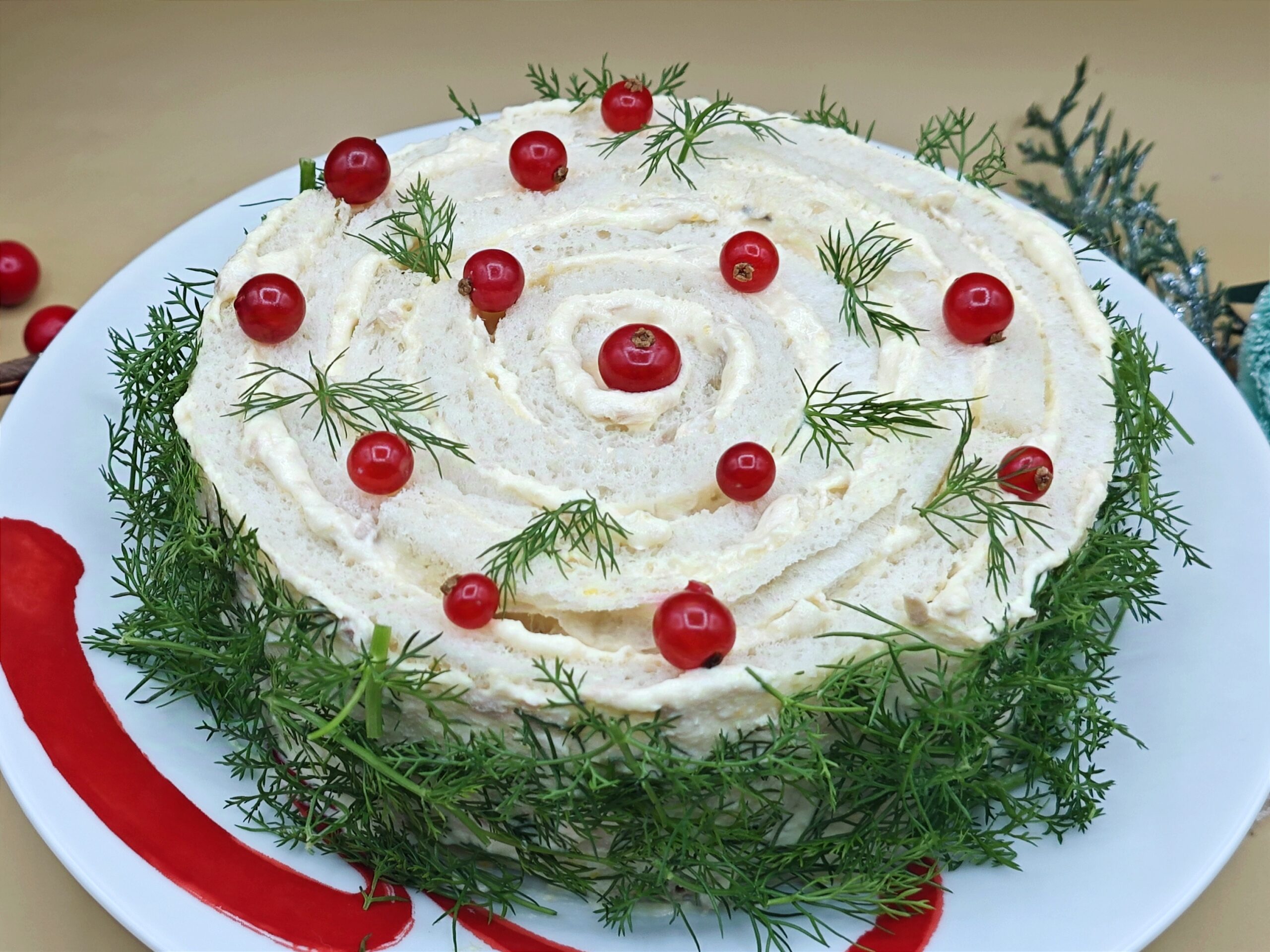 Rollo navideño de atún y huevos