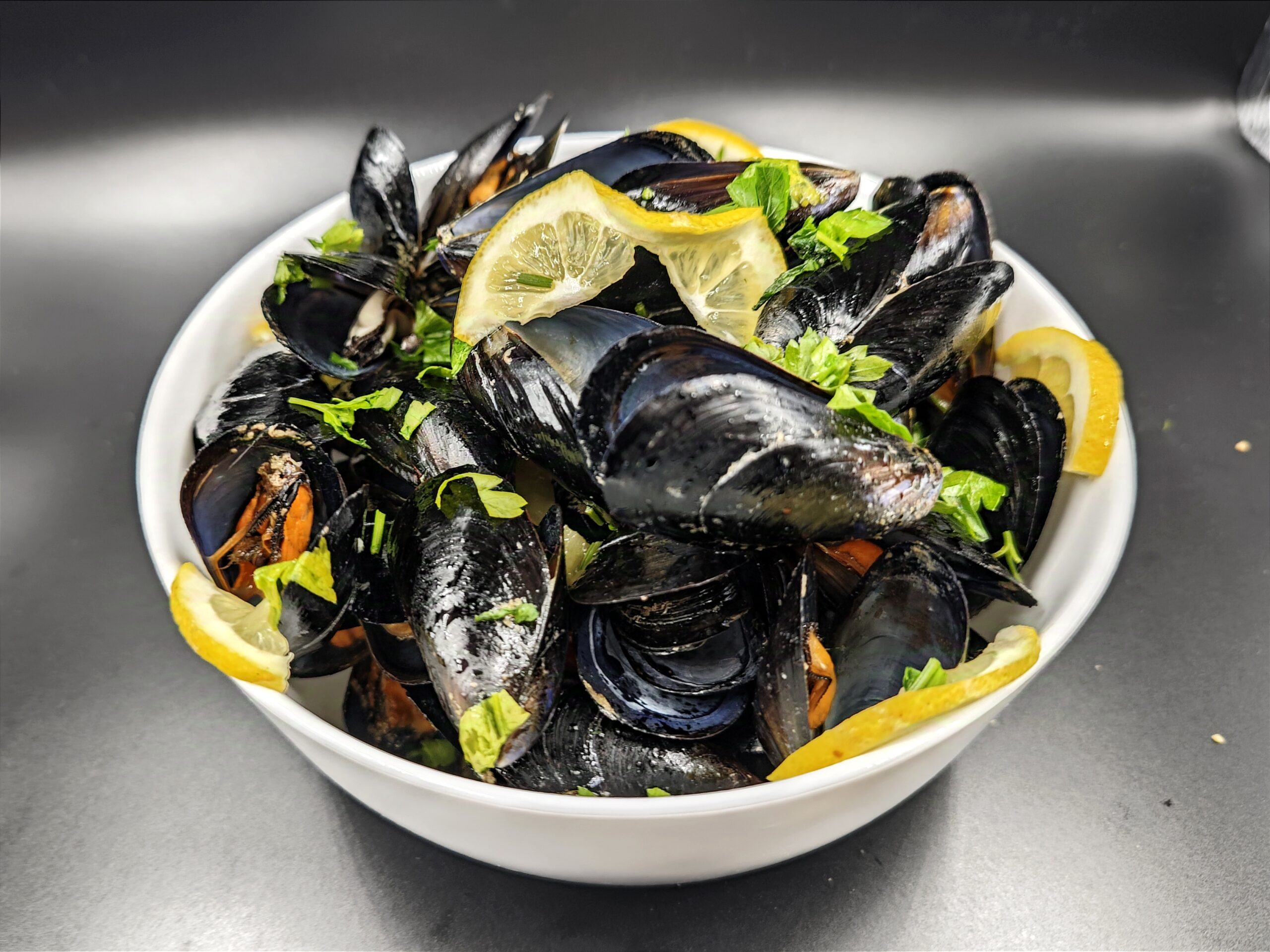 Sauté de mejillones con tomatitos y pimientos