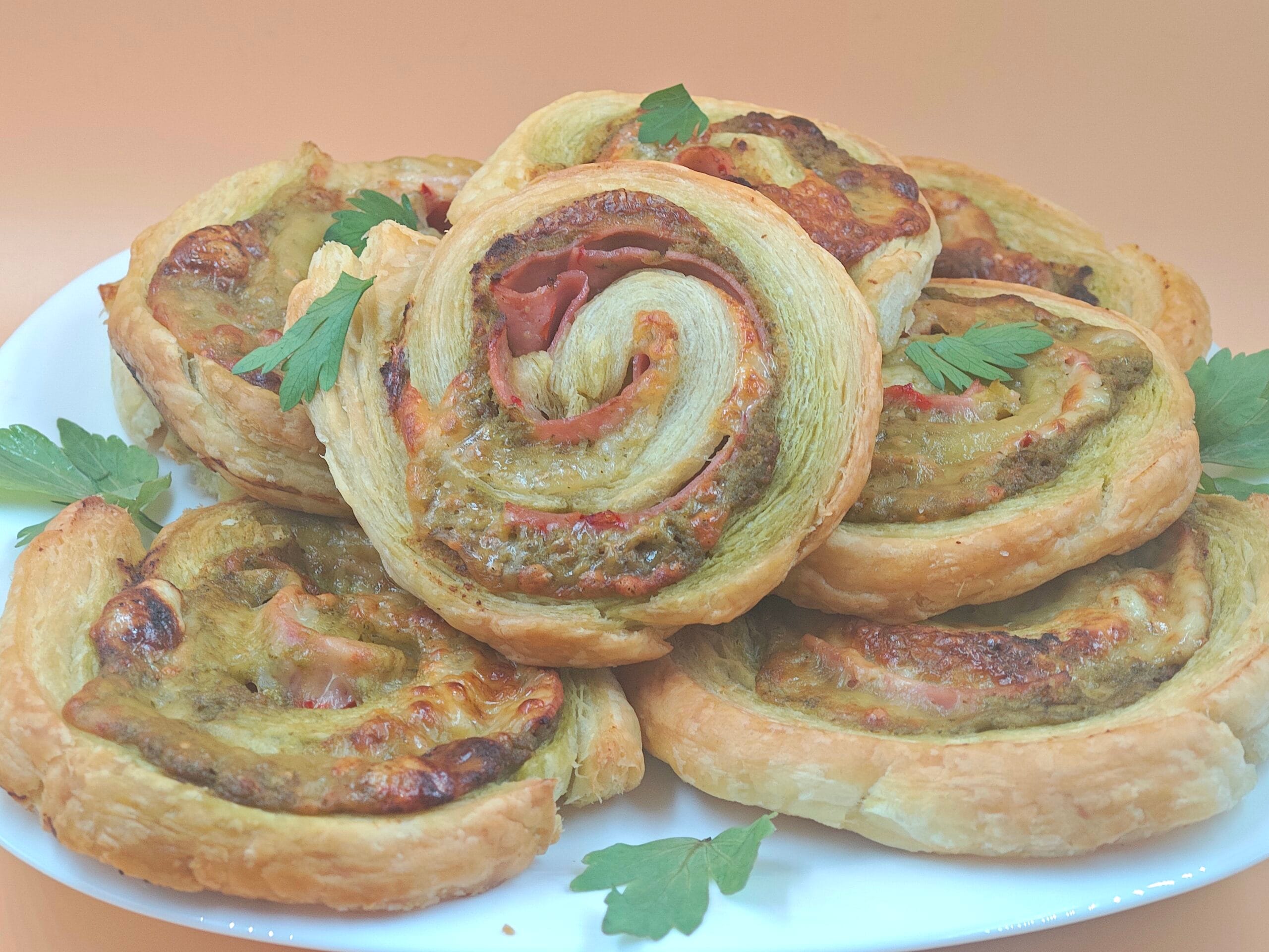 Rollitos de hojaldre al pesto