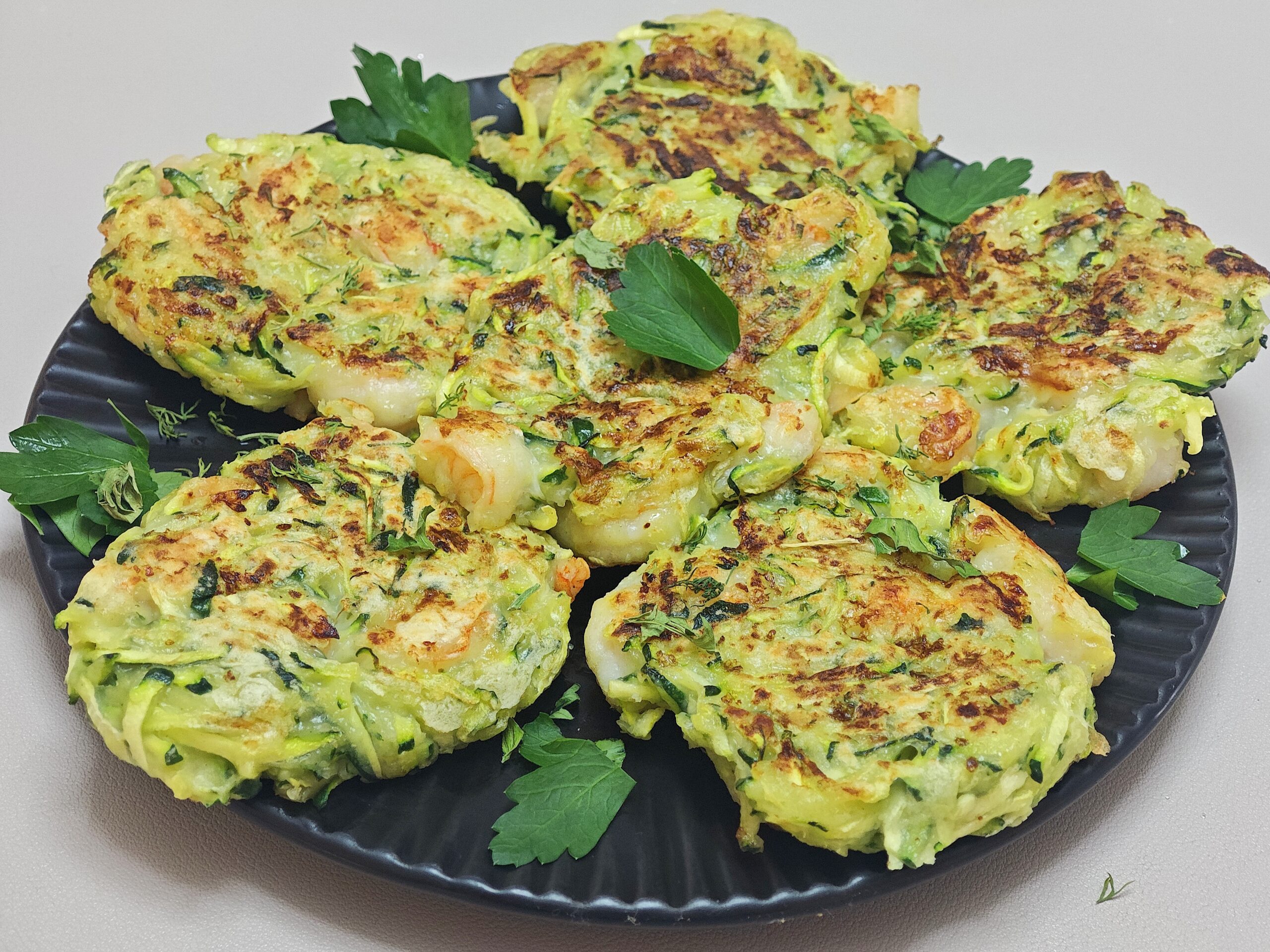 Buñuelos de calabacín y gambas sin huevo