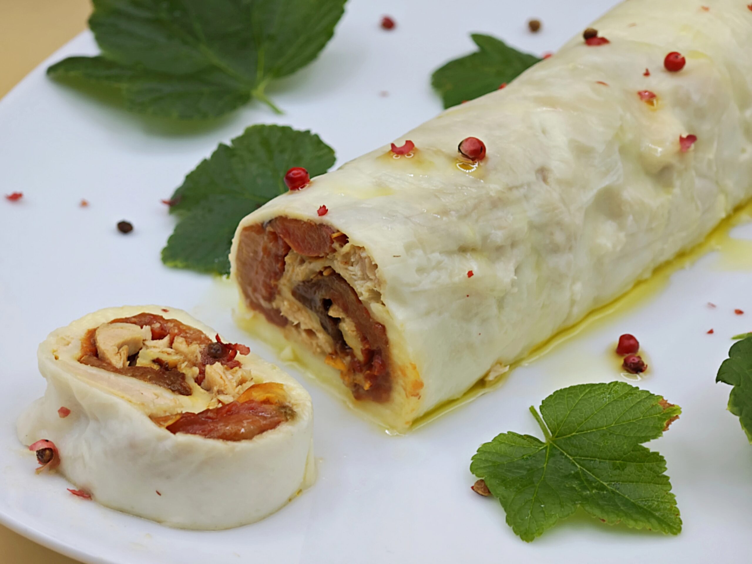 Rollo de mozzarella con tomate asado y atún: Receta Fácil y Sabrosa