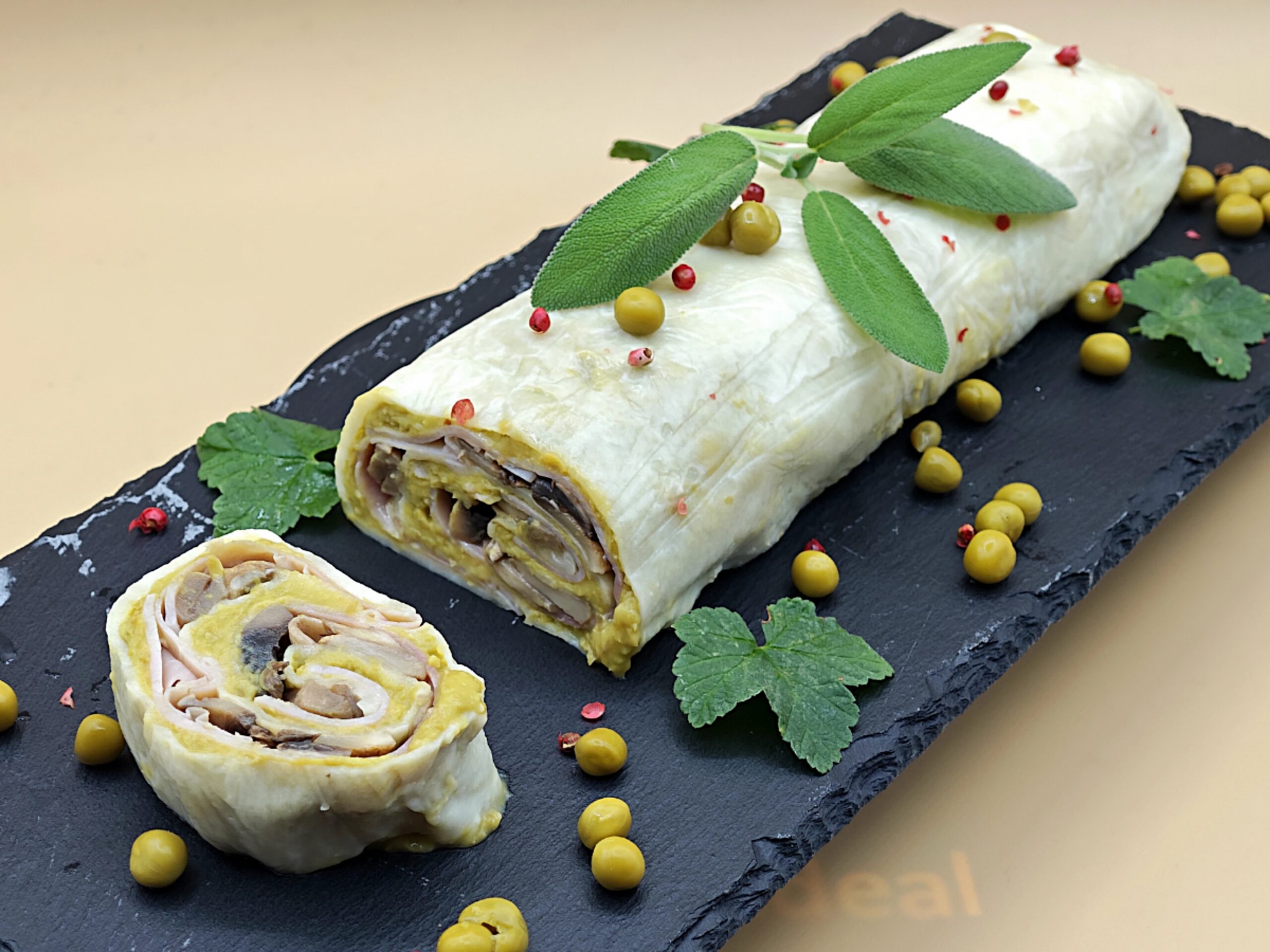 Rollo de Mozzarella con Guisantes Cocido y Champiñones