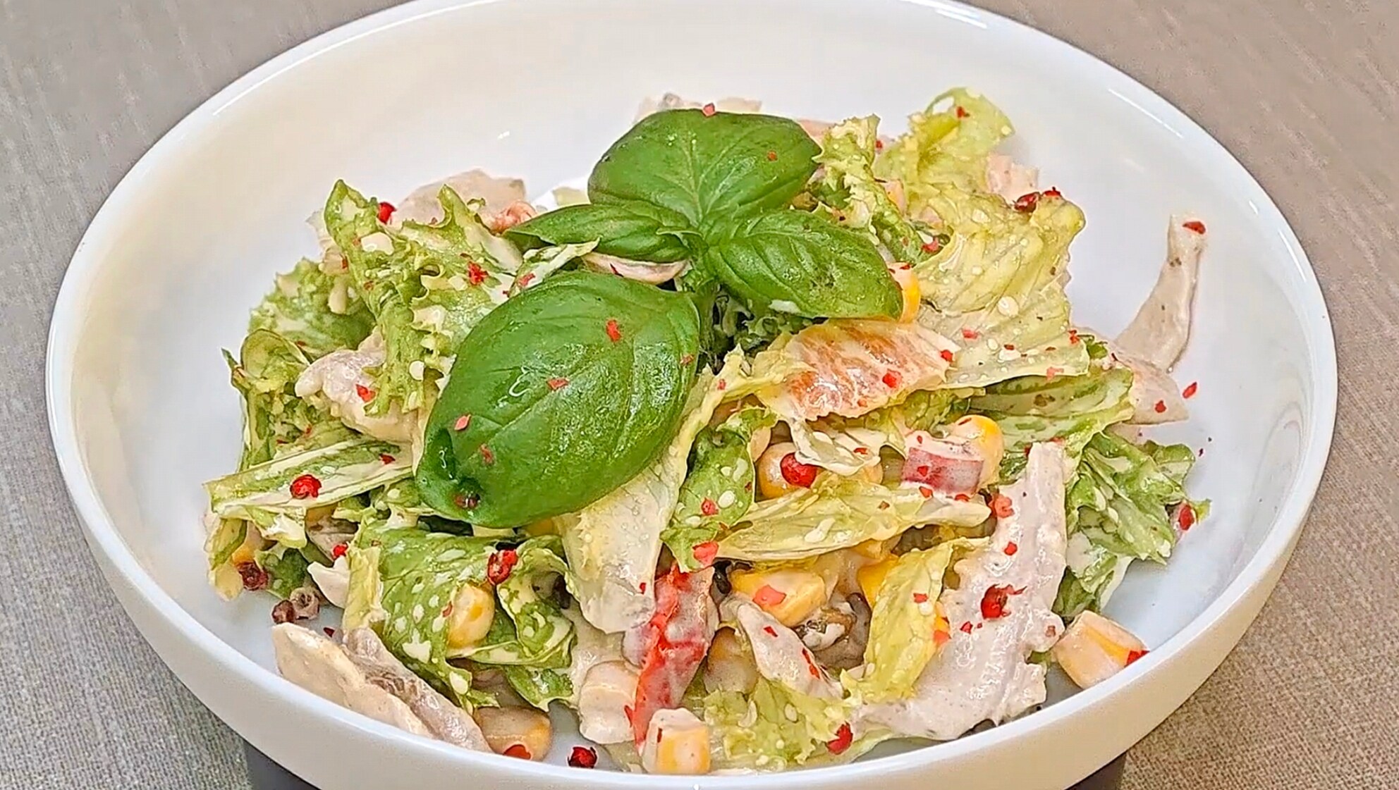Ensalada con Pollo, Champiñones y Maíz: Receta Fácil y Deliciosa