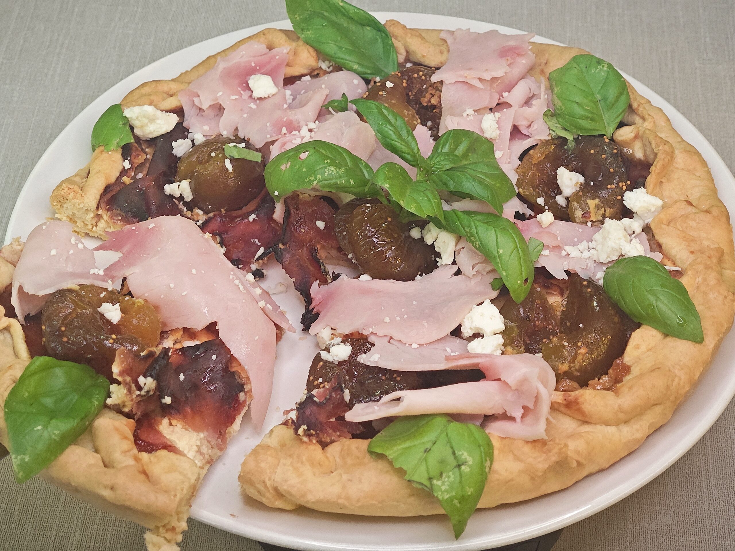 Tarta salada con higos en almíbar