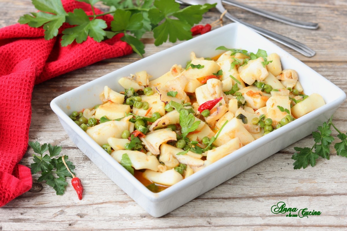 Sepias con guisantes y tomatitos