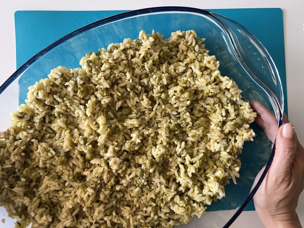 arroz y guisantes sobrantes para hacer arancini en la freidora de aire