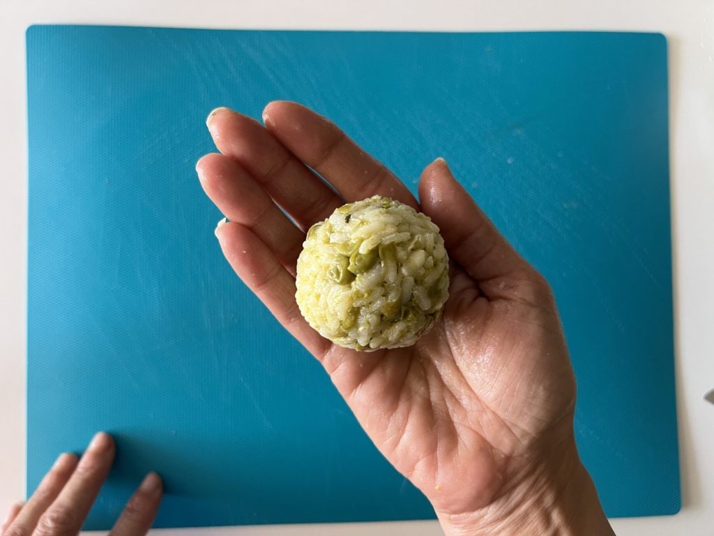 bola de arroz con guisantes para hacer arancini