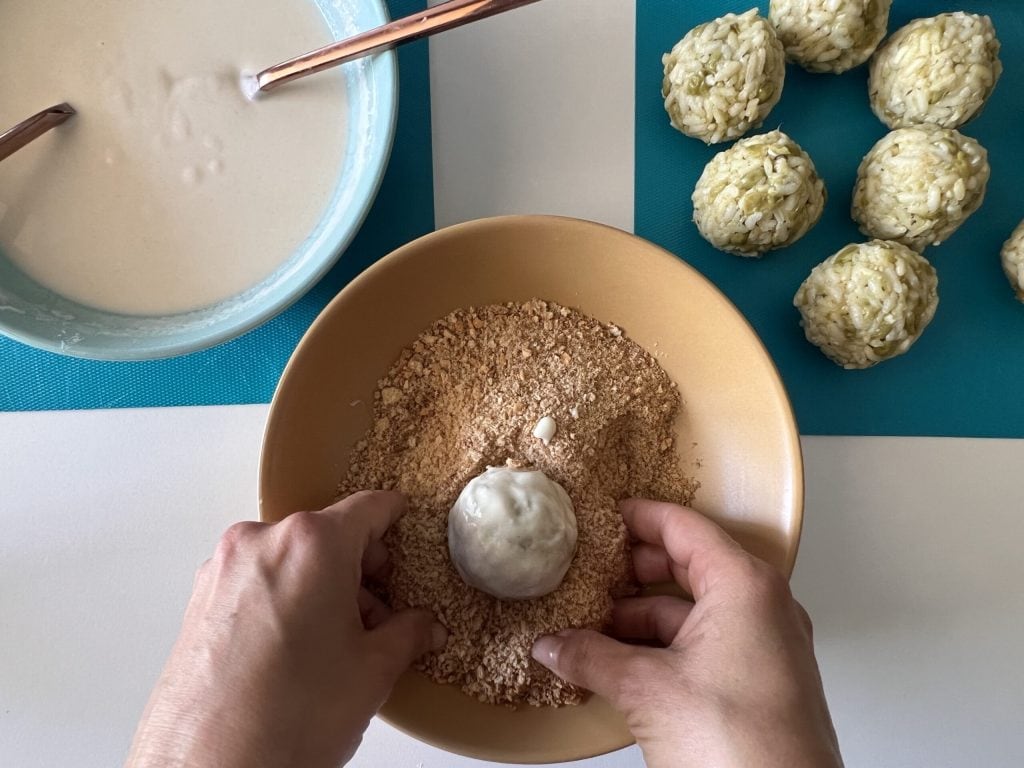 pasar los arancini por el pan rallado