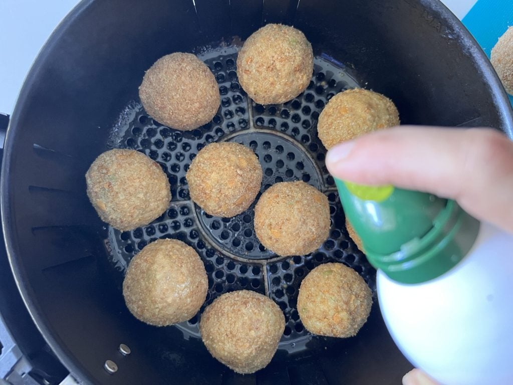 rociar con aceite los arancini