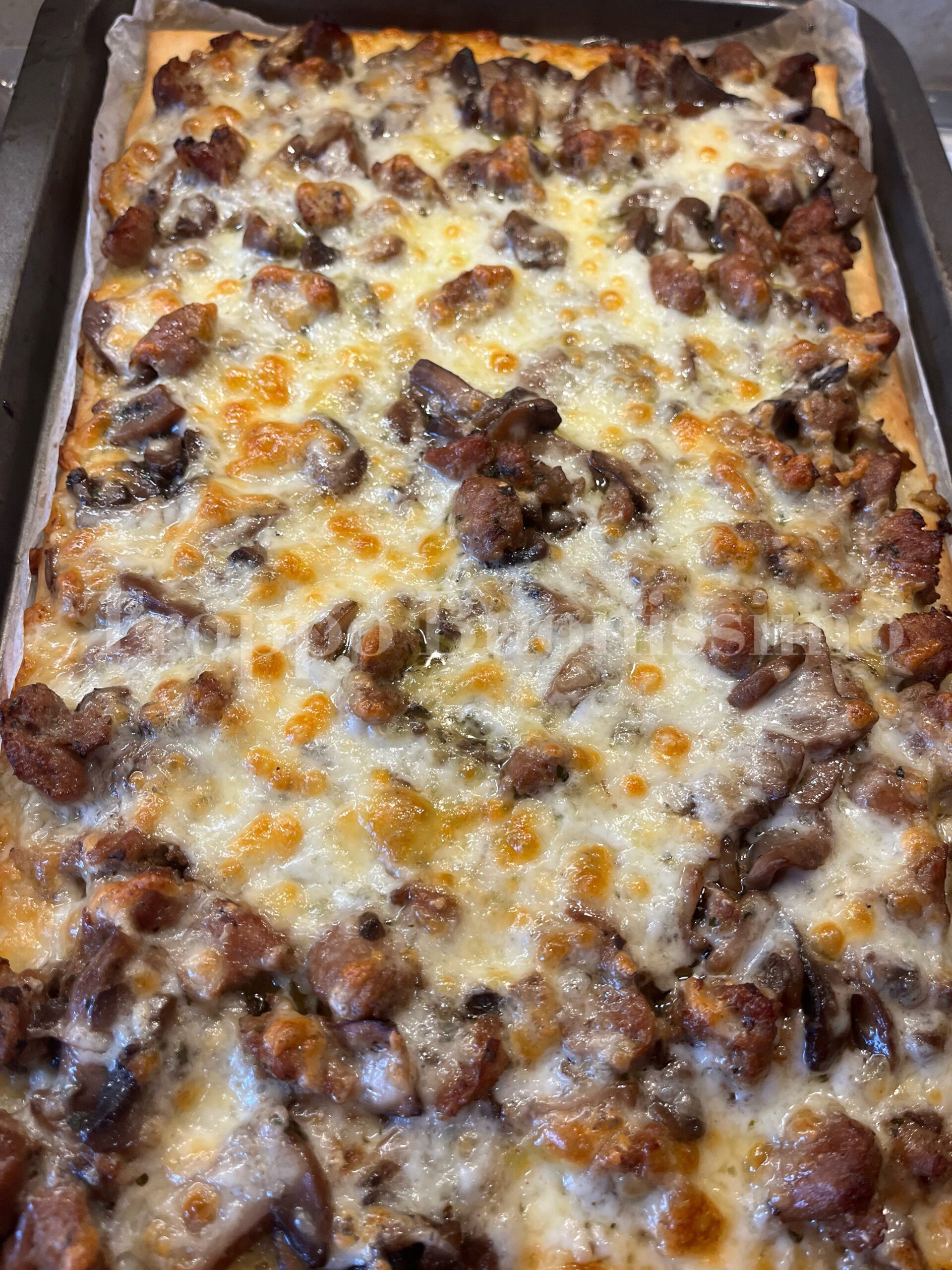Pizza rápida con salchicha, champiñones y provola