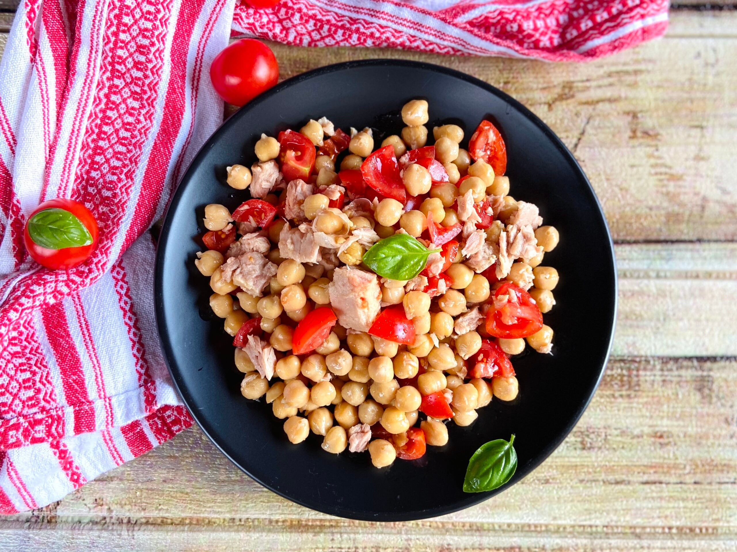 Ensalada de garbanzos, atún y tomatitos cherry