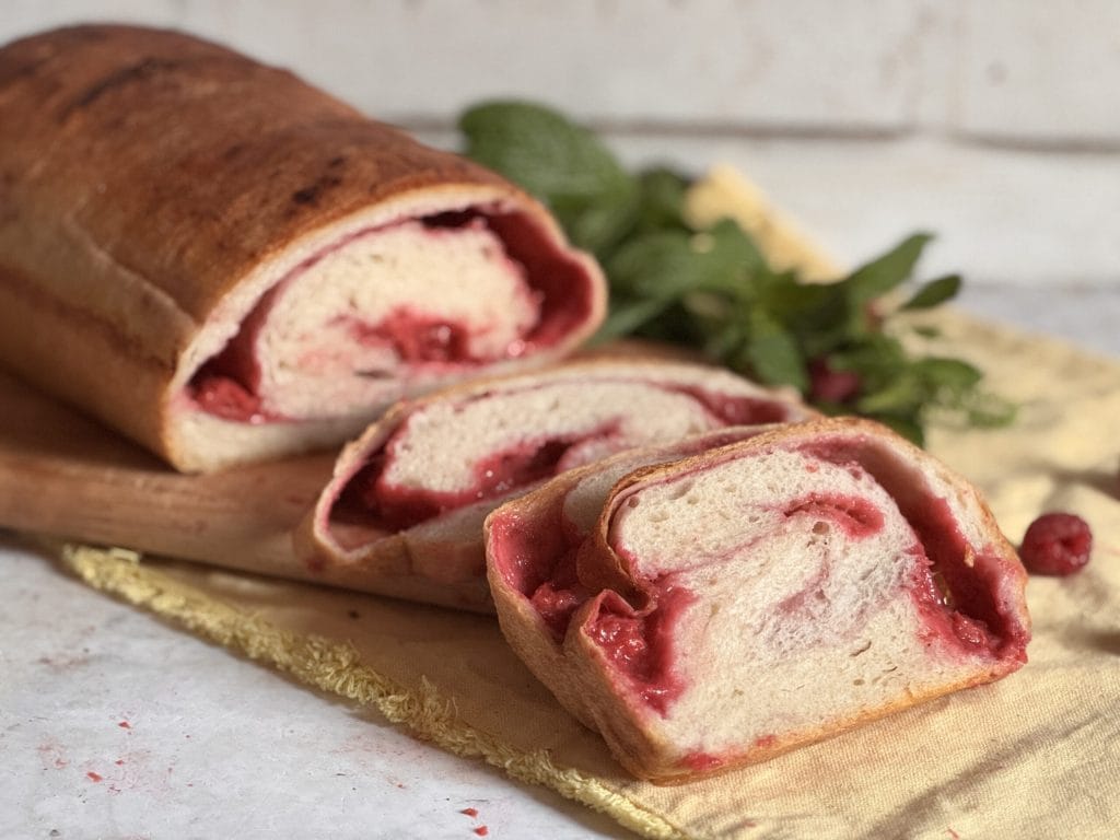 pan de molde con salsa de frambuesas