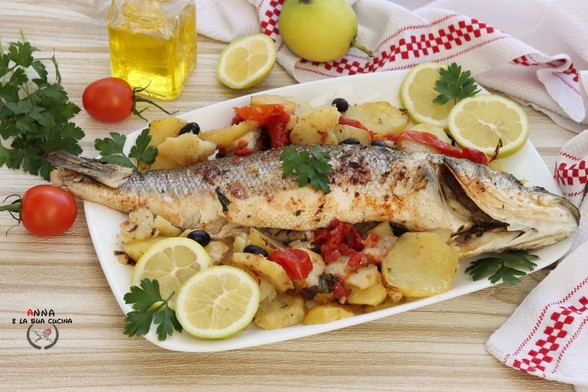 Lubina al horno con patatas, tomates cherry y aceitunas