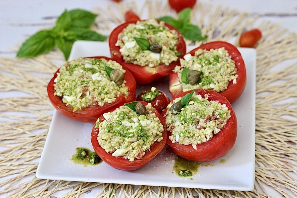 Tomates rellenos en crudo el almuerzo perfecto para el verano