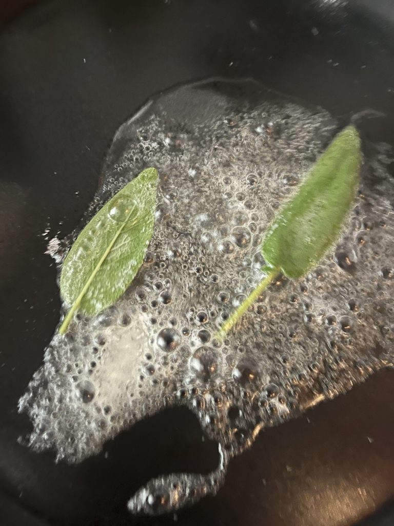 Escalopines de pollo con salvia y limón