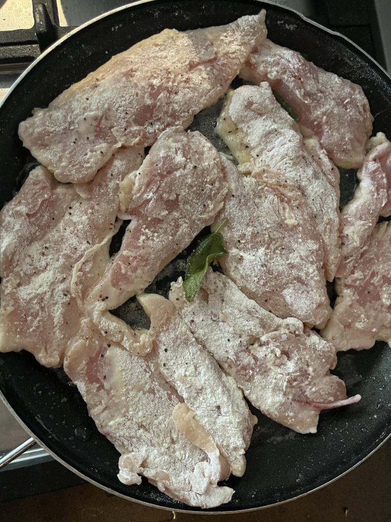 Escalopines de pollo con salvia y limón