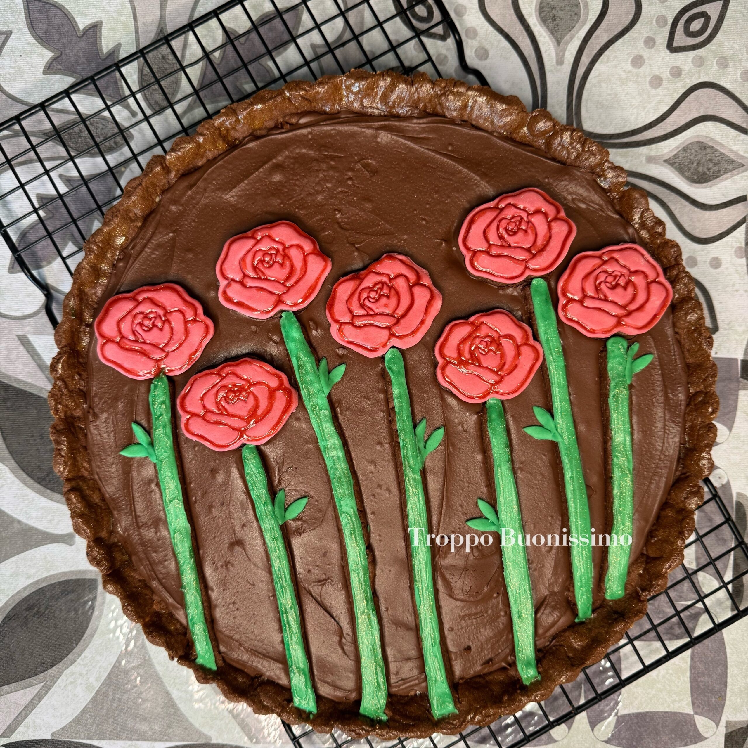 Tarta de cacao y crema de avellanas decorada con rosas de fondant: fácil, espectacular e irresistible